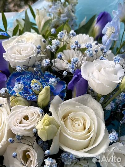 Букет сборный в бело-голубой гамме