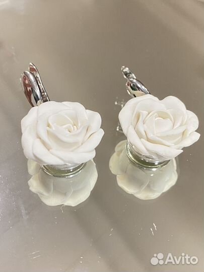 Серьги розы белые