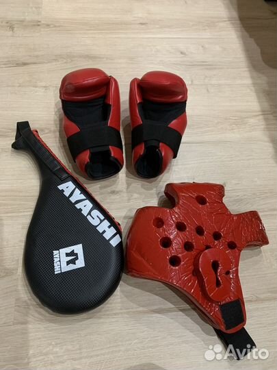 Перчатки, шлем, лапа для тхэквондо