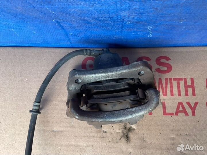 Суппорт задний правый Toyota Venza AV10 2 2010