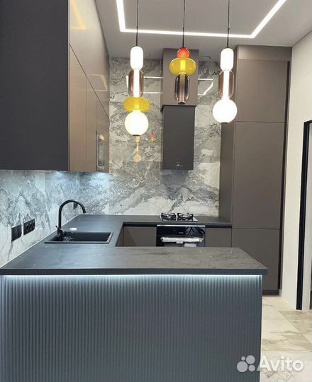 Кухня с барной стойкой