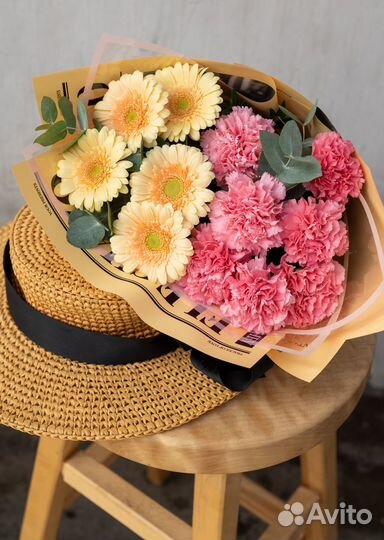 Букет цветов из мини гербер персикового цвета