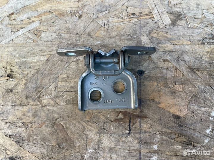 Петля двери передняя левая Renault Sandero Stepway