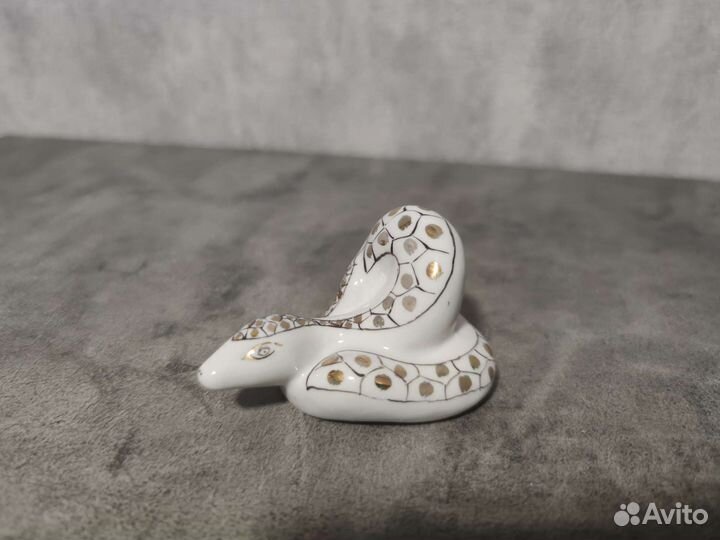 Сысертский фарфор. Сувенир змейка