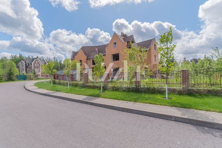 Дом 476 м² на участке 18,6 сот.