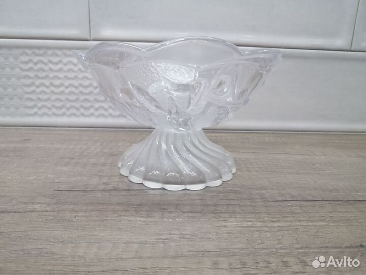 Ваза для конфет на ножке