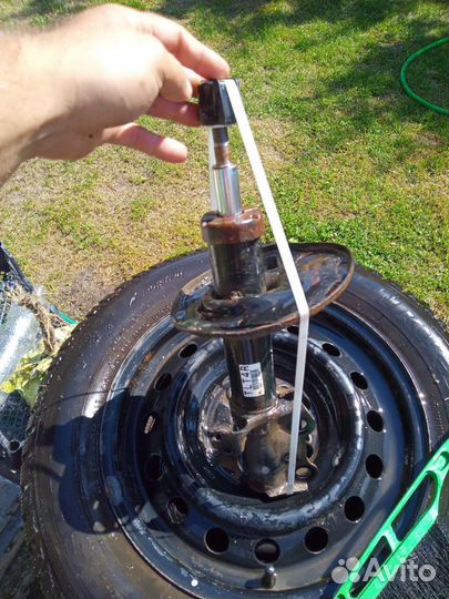 Амортизатор правый Королла е150