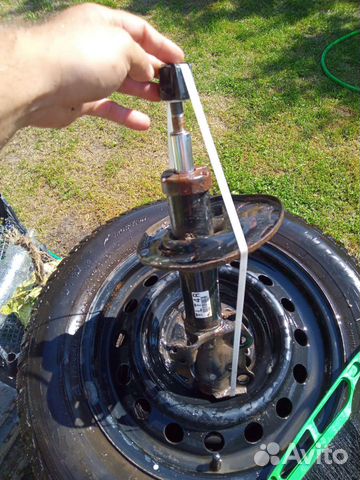 Амортизатор правый Королла е150