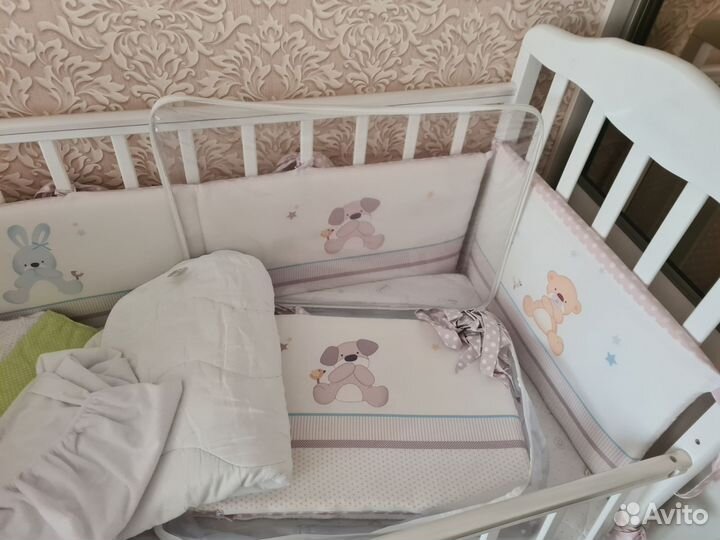 Детская кроватка с маятником