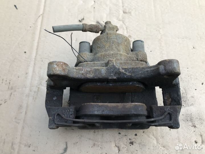 Суппорт передний левый Volkswagen Tiguan 11-17