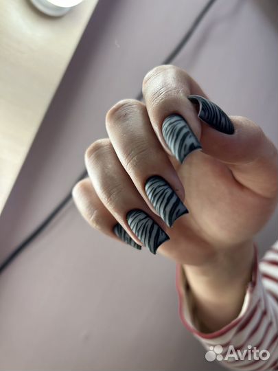 Маникюр в подарок