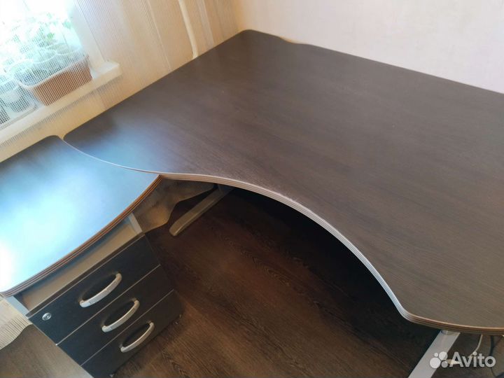 Компьютерный стол (компания Дэфо) с тумбой бу