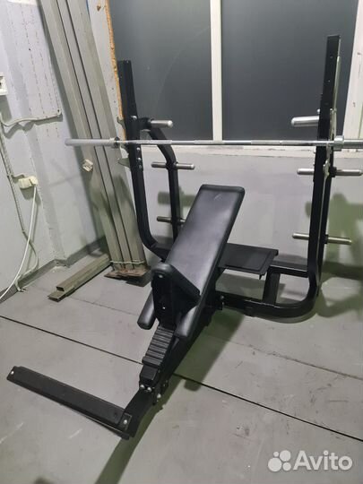 Скамья для жима наклонная Technogym