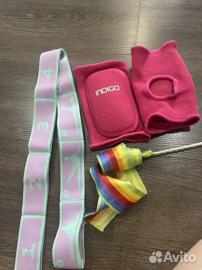 Резинка, наколенники, лента с палочкой гимнастич