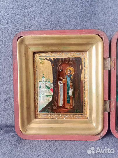 Старинные иконы в киоте