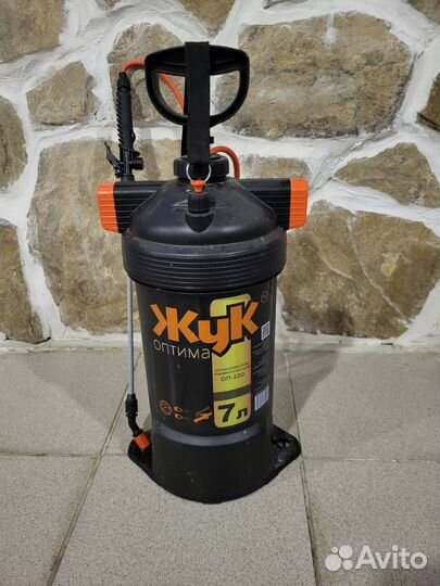 Опрыскиватель садовый Жук