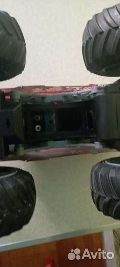 Внедорожник (машинка рабочая но без пульта)