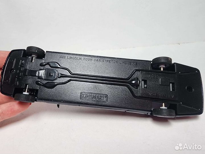 Lincoln Town Car Kinsmart 1:43