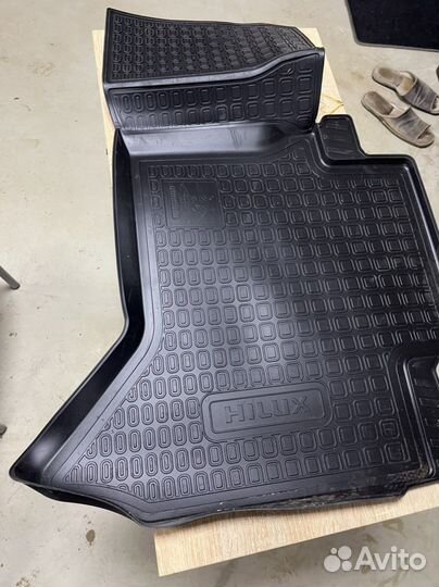 Автомобильные коврики на Toyota Hilux