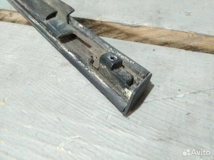 Уплотнитель стекла двери задний левый Chevrolet