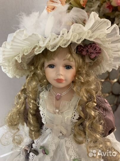 Фарфоровая коллекционная кукла