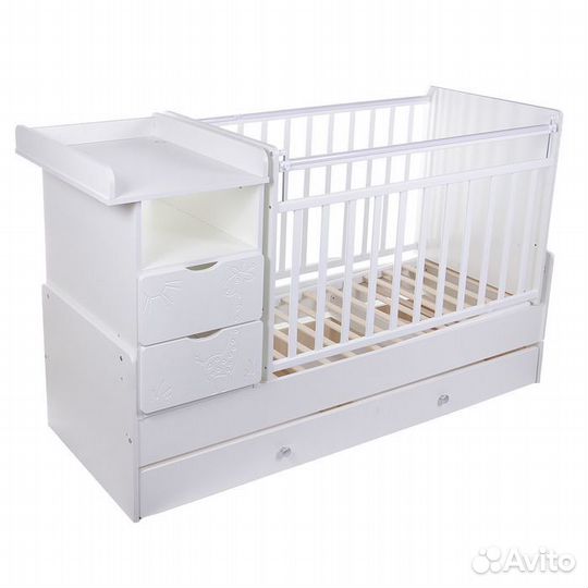 Детская кроватка с маятником и комодом