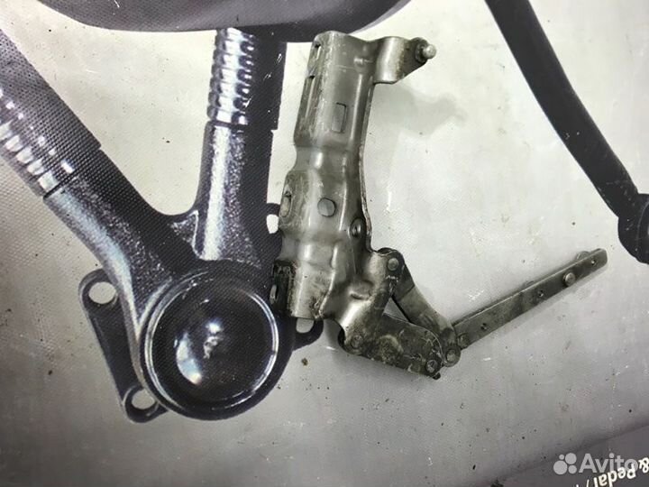 Петля капота правая Mercedes-Benz C-Class W203