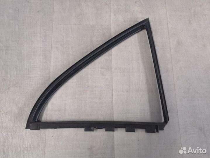 Уплотнитель двери задний правый Toyota Avensis