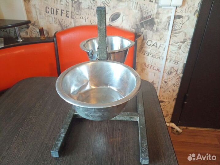 Подставка для кормления собак