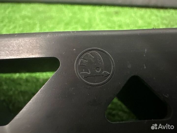 Кронштейн заднего бампера правый Skoda Fabia 2 HB