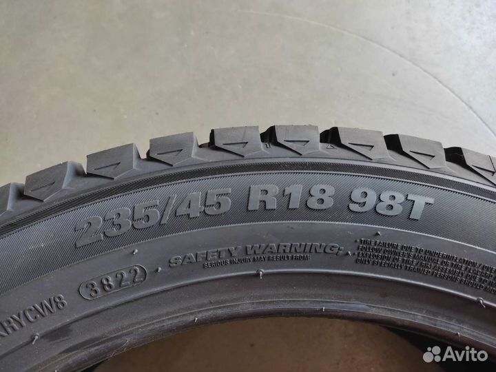 Kumho WinterCraft Ice Wi32 235/45 R18 98T