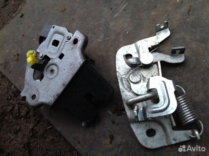 Замок крышки багажника Митсубиси Лансер 10