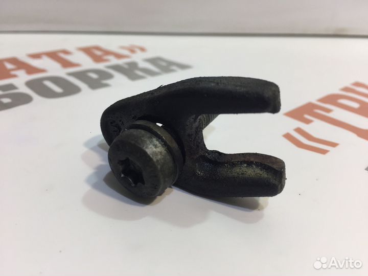 Рено Трафик Кронштейн топливной форсунки