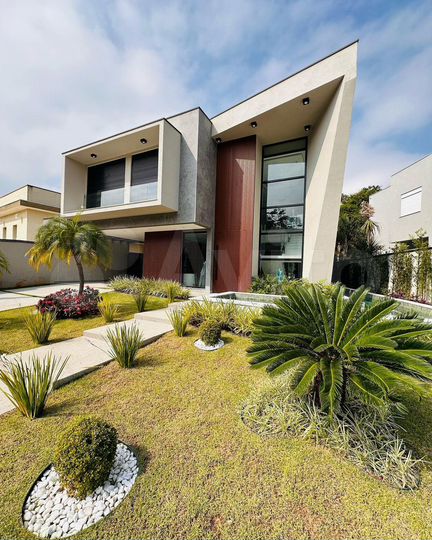 Коттедж 193 м² на участке 7 сот.