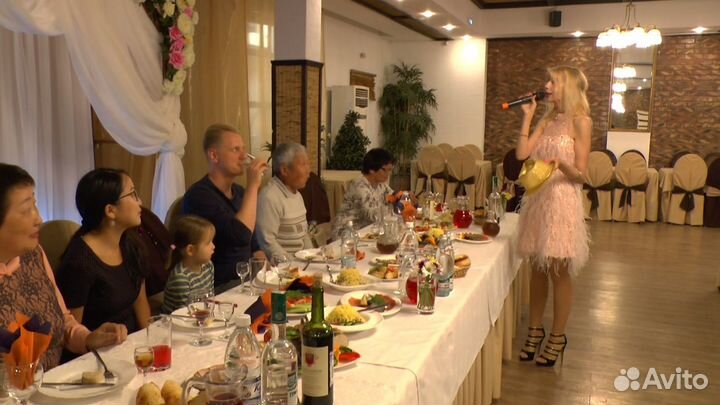 Поющая ведущая Юлия. Праздничные вечера