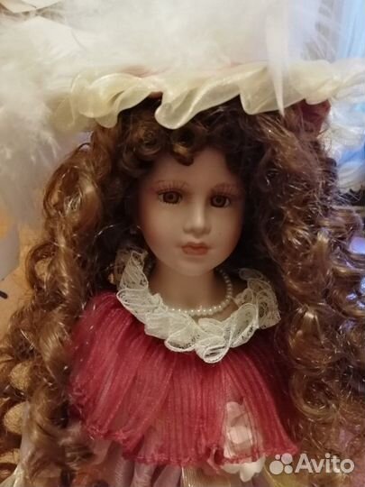 Кукла фарфоровая