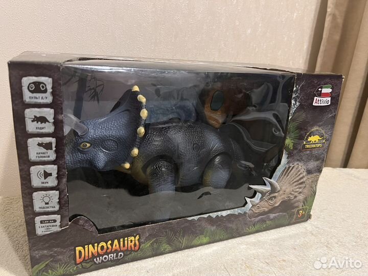 Динозавр на пульте управления