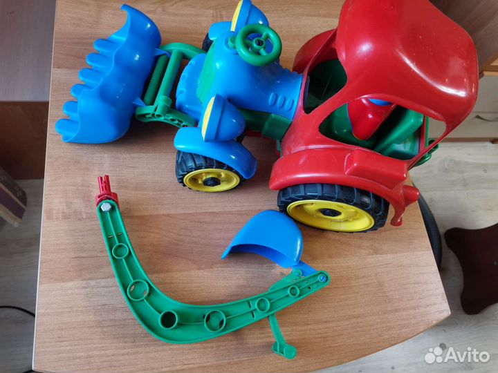 Большой трактор игрушечный