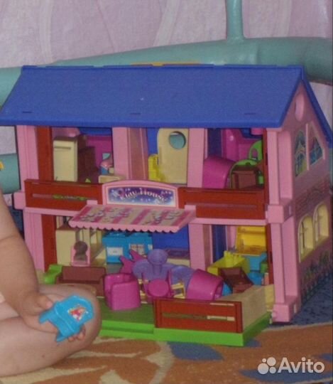 Большой кукольный домик с мебелью