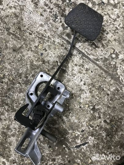 Педаль тормоза BMW X3 Е83