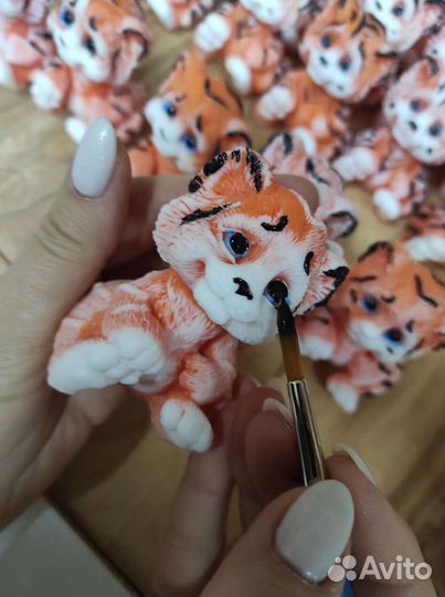 Художник- поточник на роспись фигурок