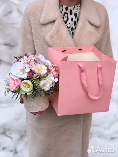 Кашпо с цветами искусственными