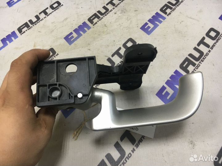 Ручка двери внутренняя задняя левая Инфинити QX56