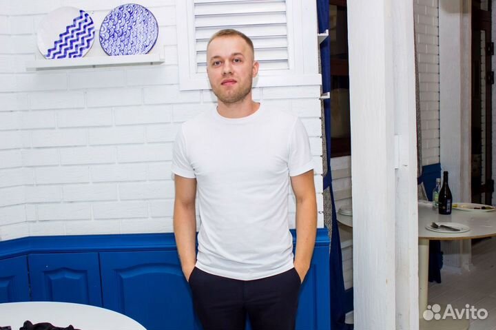 Диджей с оборудованием DJ