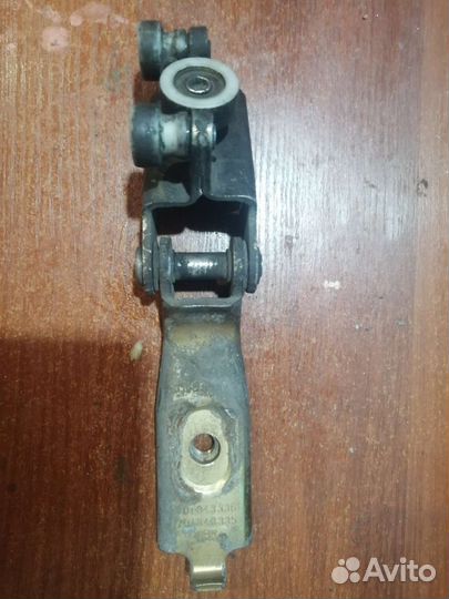 Ролик сдвижной двери левый средний VW T4