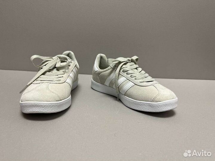 Кроссовки женские