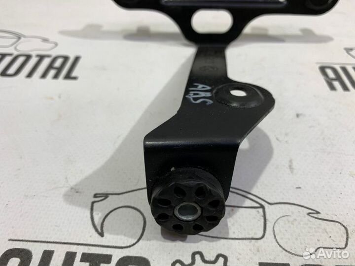 Кронштейн блока ABS Bmw 745 E65 N62B44 2004