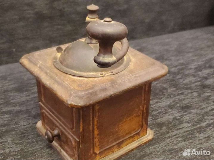 Ручная мельница антикварная