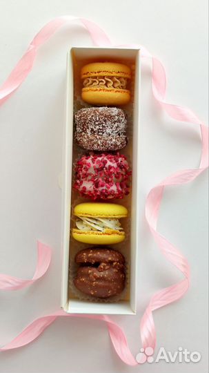 Набор макарон, пирожное