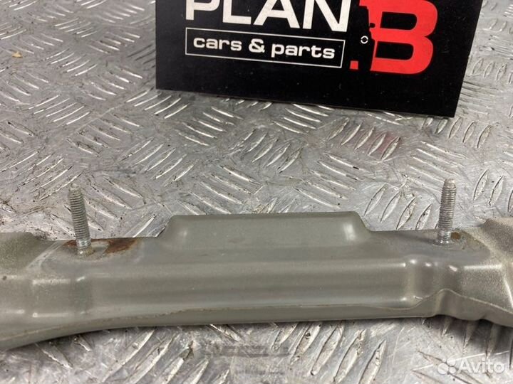 Кронштейн усилителя бампера передний правый Toyota